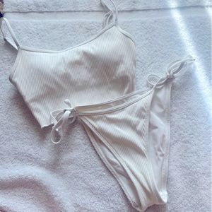 L.A Hearts (Pacsun) bikini set in white. High leg bikini bottom. Both size XXS
